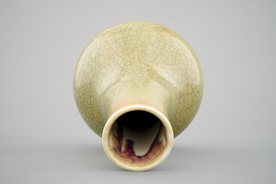 Un vase en porcelaine de Chine monochrome de forme bouteille, 19&egrave;me