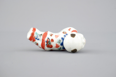 Un sifflet en porcelaine de Japon kakiemon en forme d'un gar&ccedil;on, 17/18&egrave;me