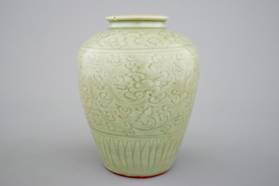 Een Chinese celadon vaas met ingekerfd decor, Ming Dynastie
