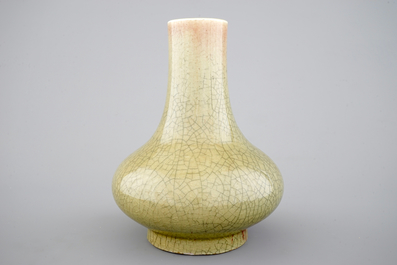 Un vase en porcelaine de Chine monochrome de forme bouteille, 19&egrave;me
