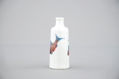 Une tabati&egrave;re en porcelaine de Chine en bleu et rouge d&eacute;cor&eacute; de poissons, 18/19&egrave;me