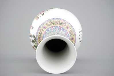 Un vase en porcelaine de Chine famille rose raffin&eacute;, 20&egrave;me