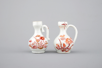 Une paire de verseuses miniatures en porcelaine de Japon, 18&egrave;me