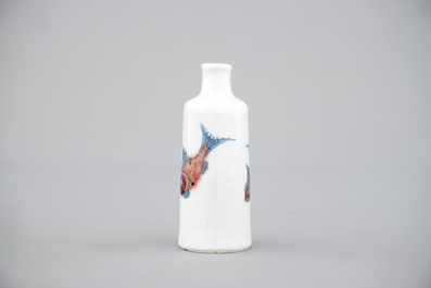 Une tabati&egrave;re en porcelaine de Chine en bleu et rouge d&eacute;cor&eacute; de poissons, 18/19&egrave;me