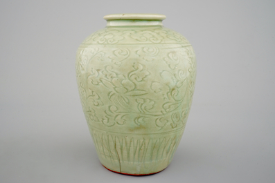 Een Chinese celadon vaas met ingekerfd decor, Ming Dynastie
