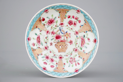 Une tasse et soucoupe en porcelaine de Chine famille rose, &eacute;poque Yongzheng, 1722-1735