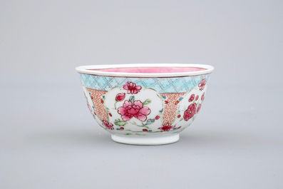 Une tasse et soucoupe en porcelaine de Chine famille rose, &eacute;poque Yongzheng, 1722-1735