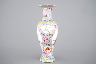 Un vase en porcelaine de Chine famile rose, 20&egrave;me