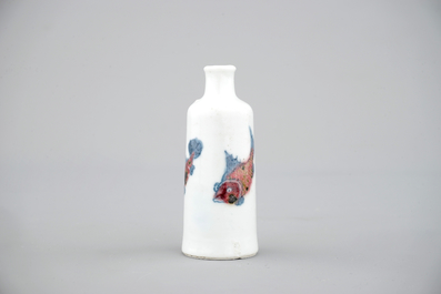 Une tabati&egrave;re en porcelaine de Chine en bleu et rouge d&eacute;cor&eacute; de poissons, 18/19&egrave;me