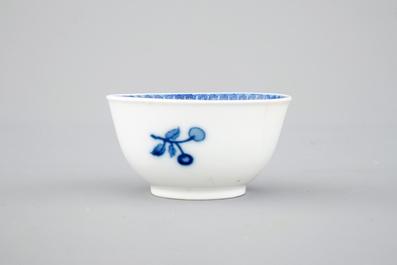 Un sorbet et soucoupe en porcelaine de Chine pour l'export: "Le perroquet sur une branche", Qianlong, ca. 1740