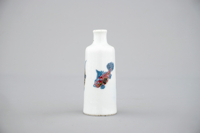 Une tabati&egrave;re en porcelaine de Chine en bleu et rouge d&eacute;cor&eacute; de poissons, 18/19&egrave;me