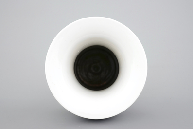 Un vase en porcelaine de Chine famile rose, 20&egrave;me