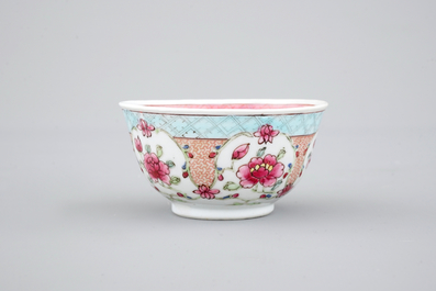 Une tasse et soucoupe en porcelaine de Chine famille rose, &eacute;poque Yongzheng, 1722-1735