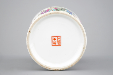 Un vase en porcelaine de Chine famile rose, 20&egrave;me