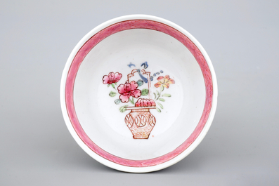 Une tasse et soucoupe en porcelaine de Chine famille rose, &eacute;poque Yongzheng, 1722-1735