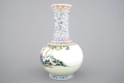 Un vase en porcelaine de Chine famille rose raffin&eacute;, 20&egrave;me