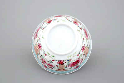 Une tasse et soucoupe en porcelaine de Chine famille rose, &eacute;poque Yongzheng, 1722-1735