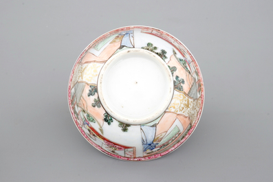 Une tasse et soucoupe en porcelaine de Chine famille rose, &eacute;poque Yongzheng, 1722-1735