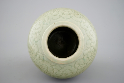 Een Chinese celadon vaas met ingekerfd decor, Ming Dynastie