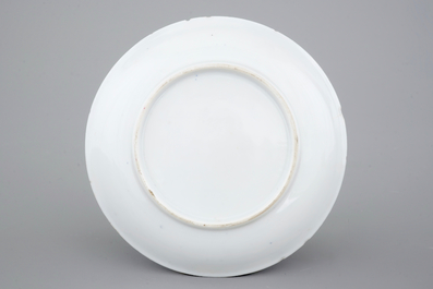 Une tasse et soucoupe en porcelaine de Chine famille rose, &eacute;poque Yongzheng, 1722-1735
