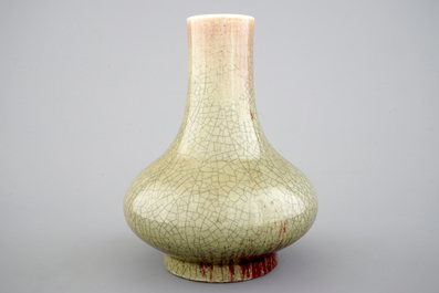 Un vase en porcelaine de Chine monochrome de forme bouteille, 19&egrave;me