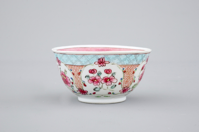 Une tasse et soucoupe en porcelaine de Chine famille rose, &eacute;poque Yongzheng, 1722-1735