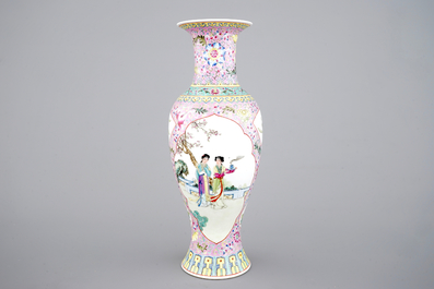 Un vase en porcelaine de Chine famile rose, 20&egrave;me