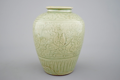 Een Chinese celadon vaas met ingekerfd decor, Ming Dynastie