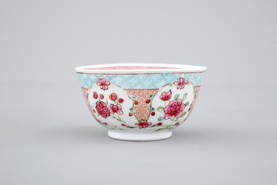 Une tasse et soucoupe en porcelaine de Chine famille rose, &eacute;poque Yongzheng, 1722-1735
