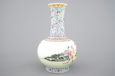Un vase en porcelaine de Chine famille rose raffin&eacute;, 20&egrave;me