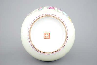 Un vase en porcelaine de Chine famille rose raffin&eacute;, 20&egrave;me