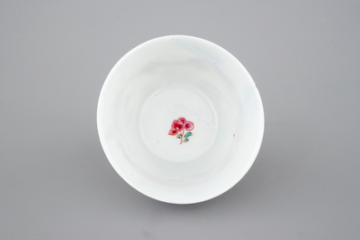 A Chinese famille rose porcelain cup and saucer with cocks, Yongzheng, 1722-1735