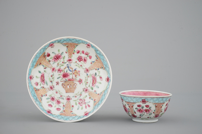 Une tasse et soucoupe en porcelaine de Chine famille rose, &eacute;poque Yongzheng, 1722-1735