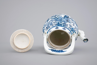Un pot &agrave; sak&eacute; en porcelaine bleu et blanc d'Arita, Japon, 17/18&egrave;me