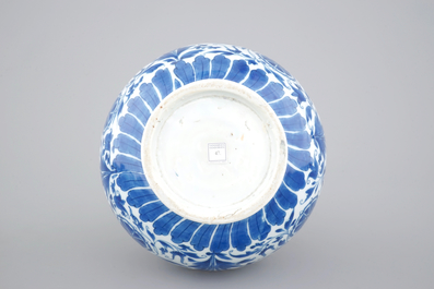 Un vase bouteille en porcelaine de Chine bleu et blanc au d&eacute;cor floral, &eacute;poque Transition, 17&egrave;me