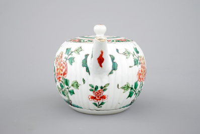 Une th&eacute;i&egrave;re en porcelaine de Chine famille verte, &eacute;poque Kangxi, ca. 1700
