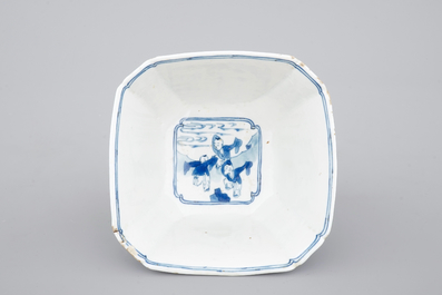 Un bol quadrangulaire en porcelaine de Chine, Kangxi, ca. 1700