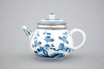 Une th&eacute;i&egrave;re en porcelaine de Chine avec une monture en argent, &eacute;poque Kangxi, ca. 1700