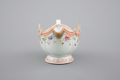 A fine Chinese famille rose export porcelain sauceboat, Qianlong, 18th C