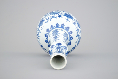 Un vase bouteille en porcelaine de Chine bleu et blanc au d&eacute;cor floral, &eacute;poque Transition, 17&egrave;me