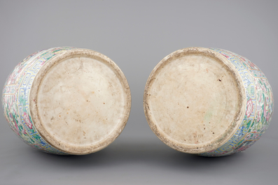 Une paire de vases de grande taille en porcelaine de Chine famille rose, 19&egrave;me