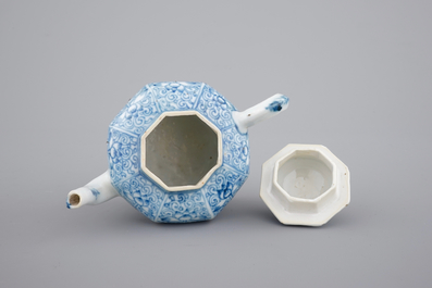 Une th&eacute;i&egrave;re en porcelaine de Chine, &eacute;poque Kangxi, ca. 1700