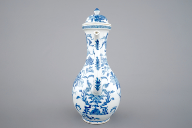 Une grande verseuse et son couvercle en porcelaine de Chine bleu et blanc, Kangxi, ca. 1700