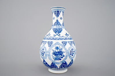Un vase en forme de poire en porcelaine de Chine bleu et blanc, Kangxi, ca. 1700