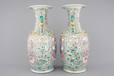 Une paire de vases de grande taille en porcelaine de Chine famille rose, 19&egrave;me