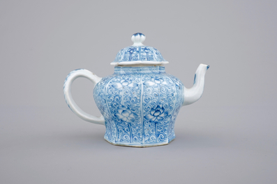 Une th&eacute;i&egrave;re en porcelaine de Chine, &eacute;poque Kangxi, ca. 1700
