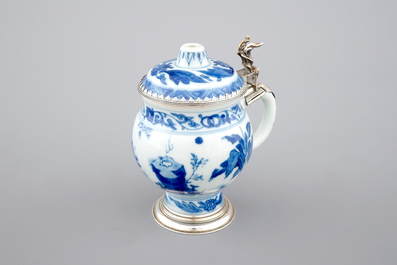 Een blauw-witte Chinees porseleinen mosterdpot met zilveren montuur, Transitie-periode, 17e eeuw
