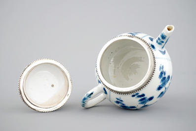 Une th&eacute;i&egrave;re en porcelaine de Chine avec une monture en argent, &eacute;poque Kangxi, ca. 1700