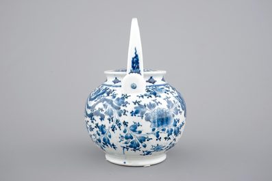 Un pot &agrave; sak&eacute; en porcelaine bleu et blanc d'Arita, Japon, 17/18&egrave;me