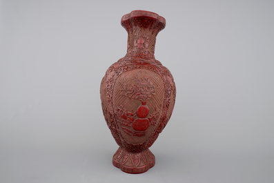Un grand vase en lacque de Chine, marque dor&eacute; de Qianlong, 18&egrave;me